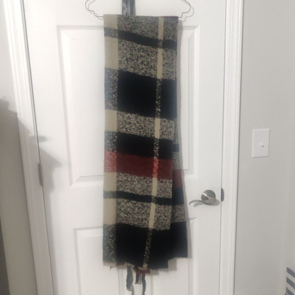 Stylish Plaid Scarf with Fringe
